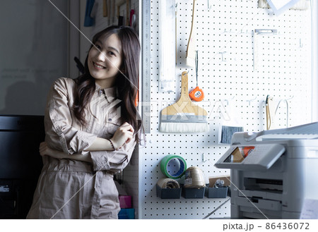 学校に通うかわいい学生 学校に通うかわいい学生 86436072