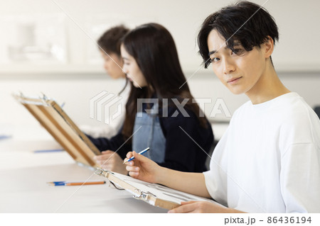 デッサンをする学生 86436194