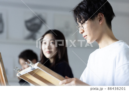 デッサンをする学生 86436201