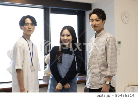 デッサンの授業を受ける学生 86436314