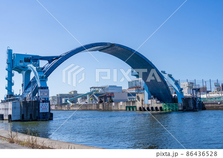 尻無川水門　大阪市　アーチ型ゲート 86436528