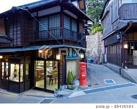 有馬温泉の町並み（夕暮れの湯本坂） 86436583