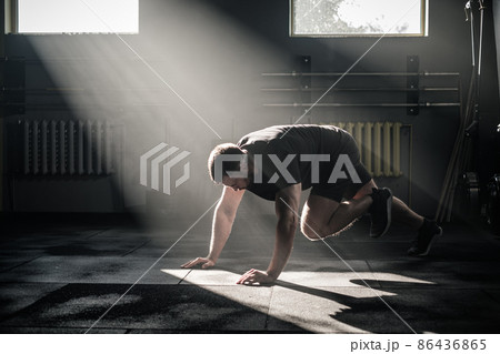 Athletic Man Do Running Plank . 86436865