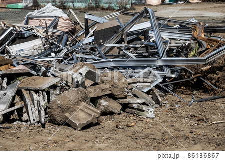 解体現場の瓦礫と鉄スクラップ 86436867