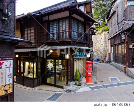 有馬温泉の町並み（夕暮れの湯本坂） 86436868