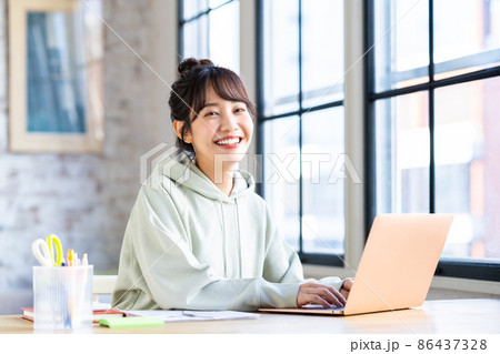 テレワークの若い女性 テレワークの若い女性 86437328