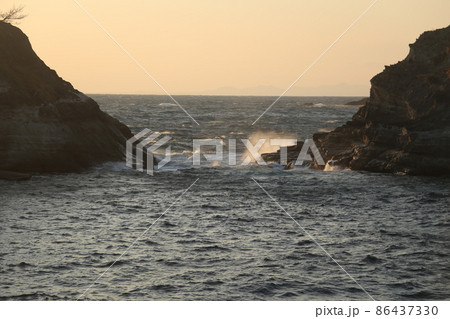荒れる堂ヶ島 荒れる堂ヶ島 86437330