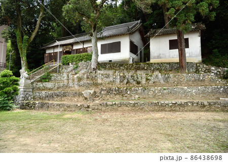 大坂山口神社の境内に残る桟敷席跡 86438698