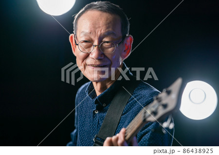 シニア男性　ミュージシャン　ライブ 86438925