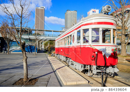 岐阜市　岐阜駅前広場の名鉄モ510形保存車両（正月飾り仕様）と電停跡地 86439604