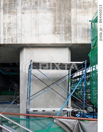 The front view of the large column of the monorail station is under construction with the scaffolding. 86440013