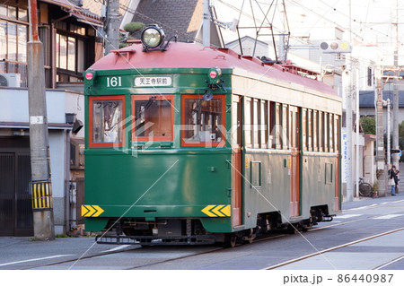 大阪阪堺電軌鉄道上町線の車両が走る 86440987