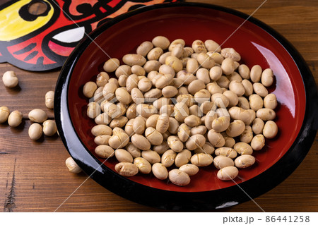 節分の豆まき 86441258