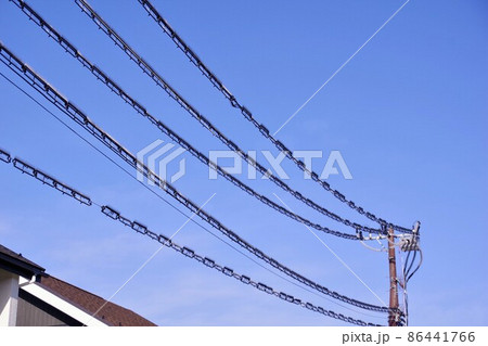 鳥害対策された電線電柱 86441766