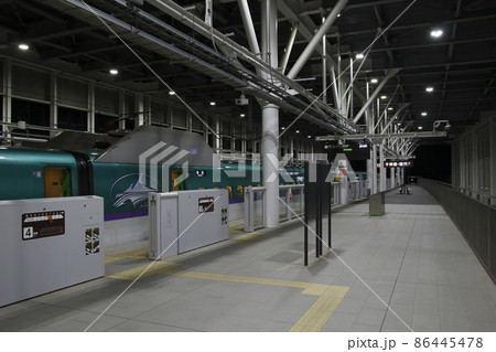 夜の北海道新幹線：新函館北斗駅ホームにて（工事運休に伴う最終便） 86445478