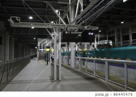 夜の北海道新幹線:新函館北斗駅ホームにて(工事運休に伴う最終便) 夜の北海道新幹線:新函館北斗駅ホームにて(工事運休に伴う最終便) 86445479