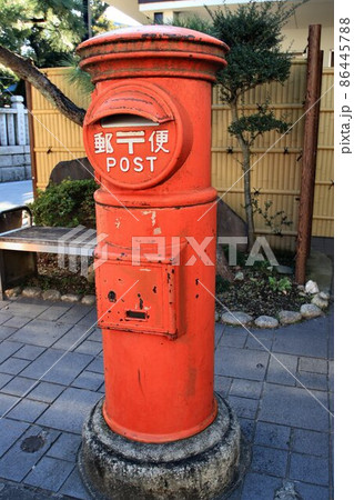 レトロな郵便ポスト 86445788