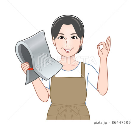 防災頭巾を持った主婦 86447509