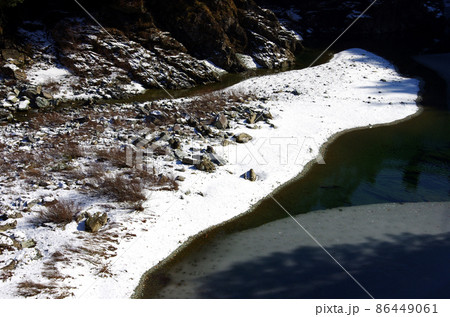 奥吉野渓谷の大橋ダムの積雪の渓流 86449061