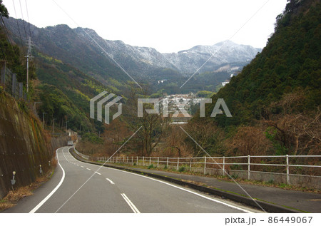 西条から大橋ダムへ向う山間の道 西条から大橋ダムへ向う山間の道 86449067