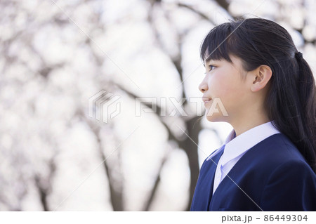 満開の桜を見つめる新中学生　小学校卒業　入学イメージ 86449304