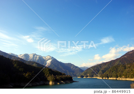 冬の早明浦ダムのダム湖 86449915