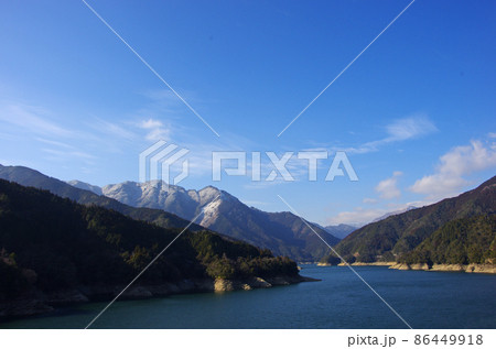 冬の早明浦ダムのダム湖 86449918