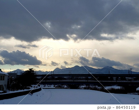 夕暮れの岩手県盛岡市の中津川河畔から眺める東北新幹線の架橋【1月】 夕暮れの岩手県盛岡市の中津川河畔から眺める東北新幹線の架橋【1月】 86450119