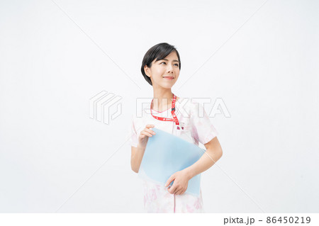 花柄のスクラブ白衣を着た若い看護師(白バック) 花柄のスクラブ白衣を着た若い看護師(白バック) 86450219