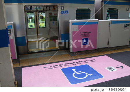 京浜東北線川口駅ホームドア（車椅子特化の乗降口） 86450304