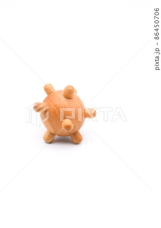 木製の突起物がついたマッサージ道具 86450706