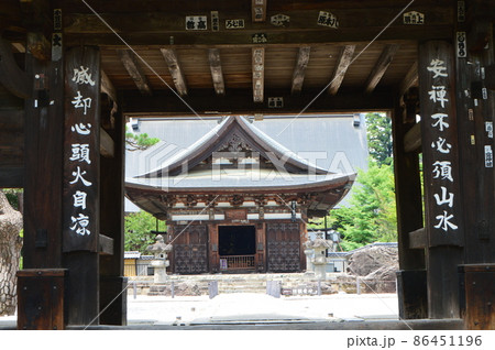 山門の先に開山堂(恵林寺/山梨県甲州市塩山小屋敷) 山門の先に開山堂(恵林寺/山梨県甲州市塩山小屋敷) 86451196