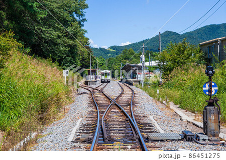 夏の高原リゾート清里　踏切から見たJR清里駅 86451275