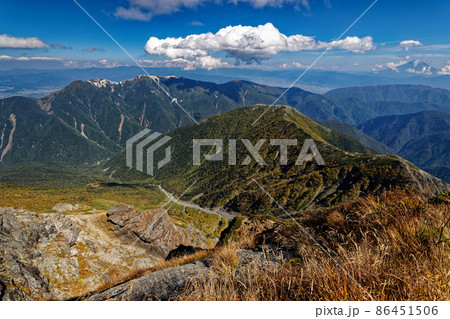 南アルプス・北岳山頂から広河原方面と鳳凰三山・富士山 86451506