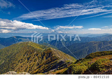 秋色の南アルプス・北岳山頂から見る池山尾根と富士山 86451510