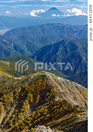 秋色の南アルプス・北岳山頂から見る池山尾根と富士山 86451606