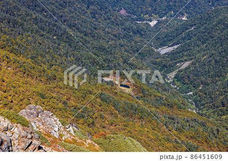 南アルプス・北岳山頂から見下ろす白根御池 86451609