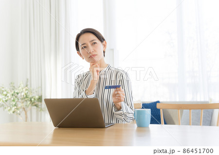 クレカ　ノートパソコン　困る　女性　 86451700
