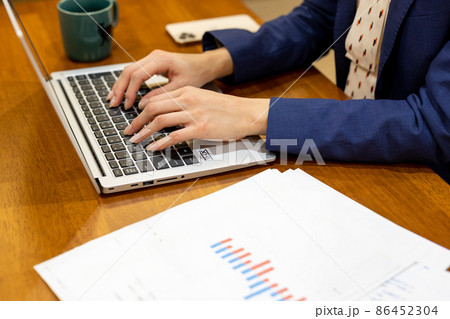ノートパソコンを打ち込む女性の手 86452304
