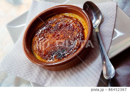 Crema catalana - dessert of Catalonia.  86452367