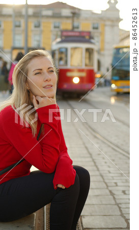 Attractive woman in the city center of Lisbon 86452613