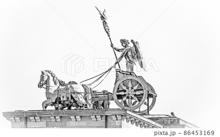 Quadriga statue on famous Brandenburg gate in Berlin - Brandenburger Tor 86453169