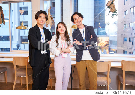 ビジネスパーソン カフェ コワーキング シェアオフィス フリーアドレス オフィス ビジネスパーソン カフェ コワーキング シェアオフィス フリーアドレス オフィス 86453673
