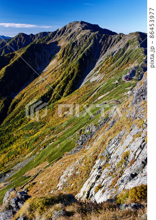 秋の南アルプス・北岳稜線から見る紅葉の間ノ岳 秋の南アルプス・北岳稜線から見る紅葉の間ノ岳 86453977