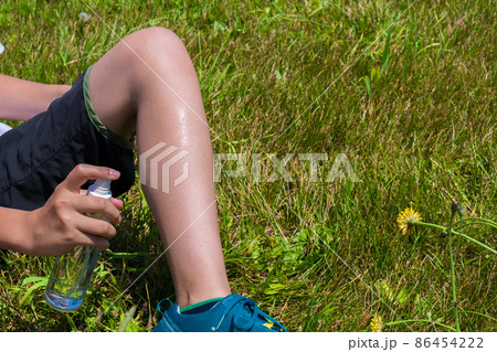 虫よけスプレーを塗るシーン 虫よけスプレーを塗るシーン 86454222