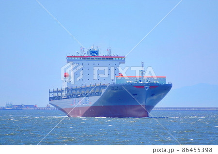 新造コンテナ船の公試運転 86455398