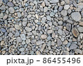 河原の砂利と石と岩の模様・自然の背景素材 86455496
