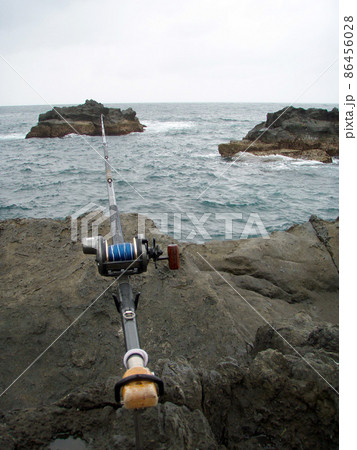 伊豆大島の地磯で石鯛釣り用のタックルを真後ろから撮影 86456028