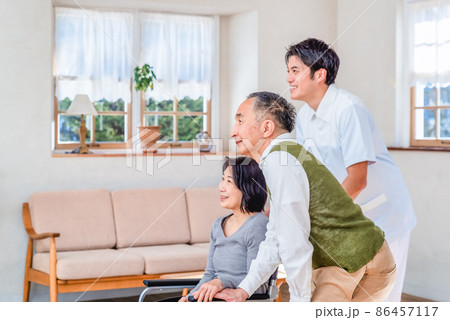 リハビリテーションセンター　介護福祉士と高齢者夫婦 86457117