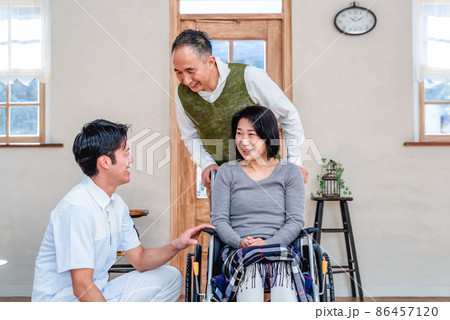 リハビリテーションセンター 介護福祉士と高齢者夫婦 リハビリテーションセンター 介護福祉士と高齢者夫婦 86457120